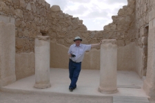 Robert Kuwałek podczas wycieczki na Masadę.
