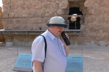 Robert Kuwałek podczas wycieczki na Masadę.