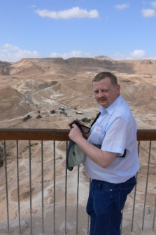 Robert Kuwałek podczas wycieczki na Masadę.
