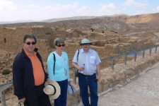 Robert Kuwałek w towarzystwie Josepha i Noi Dakarów podczas wycieczki na Masadę.