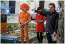 Reżyser i aktorzy Sakrpet i papilotów na podwórku Domu Słów.