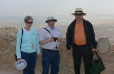 Robert Kuwałek w towarzystwie Josepha i Noyi Dakarów podczas wycieczki na Masadę.