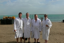 Robert Kuwałek z rodziną Dakar&oacute;w nad Morzem Martwym.