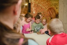 Warsztaty czerpania papieru w Domu Sł&oacute;w prowadzone przez Sylwię Woźniak-Sęczawę