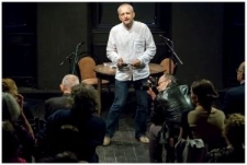 Wstęp do rozmowy poet&oacute;w wygłoszony przez Pawła Pr&oacute;chniaka - dop&oacute;ki dzwięki gubią czas