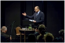 Prezydent Krzysztof Żuk wita gości i publiczność przed rozmową poetycką dop&oacute;ki dźwięki gubią czas