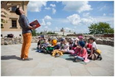 Wędrujące drzewo opowieści na Placu po Farze w Lublinie