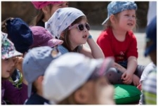 Wędrujące drzewo opowieści. Zasłuchana publiczność.