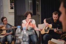 Rozśpiewane mieszkanie poezji