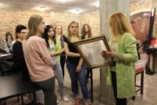 Warsztaty czerpania papieru w Domu Sł&oacute;w prowadzone przez Sylwię Woźniak-Sęczawę