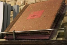 Bibliofilski tom, efekt warsztat&oacute;w czerpania papieru w Domu Sł&oacute;w.