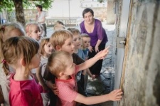 Warsztaty oswajania strachu na podw&oacute;rku Domu Sł&oacute;w.