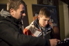 Uczestnik Misterium odczytuje listę nazwisk mieszkańc&oacute;w getta.