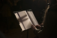 Lista nazwisk mieszkańc&oacute;w getta odczytywana podczas Misterium Światła i Ciemności.