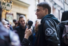 Uczestnik Misterium Światła i Ciemności udziela wywiadu.