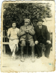 Rządca majątku w Kębłowie Starym (po środku) wraz z Moszkiem Honigiem i Todzią Honig.