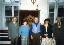 Józef Honig (pierwszy z prawej), Jan Szmulewicz (w środku) i Genowefa Hochman (druga z lewej) w synagogdze Chewra Nosim w Lublinie