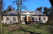 Front dworu w Łopienniku Dolnym