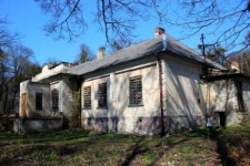 Widok na dw&oacute;r w Łopienniku Dolnym