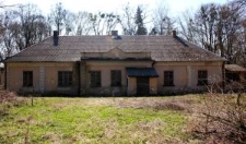 Dw&oacute;r w Łopienniku Dolnym. Widok od strony parku