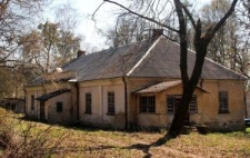 Widok na dw&oacute;r w Łopienniku Dolnym od strony aktualnego wjazdu