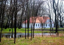 Widok na dw&oacute;r w Siemieniu od strony stawu