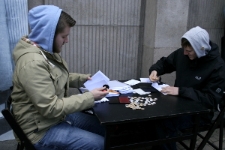 Wolontariusze z Niemiec stemplują listy.