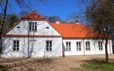 Widok na boczną elewację dworu w Siemieniu