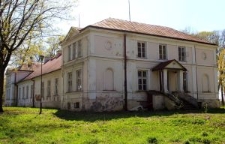 Widok na ścianę boczną dworu w Samoklęskach