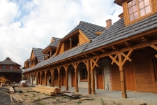 Domy typu biłgorajskiego z podcieniami - rekonstrukcja w "Miasteczku na szlaku kultur kresowych" w Biłgoraju