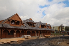 Domy typu biłgorajskiego z podcieniami - rekonstrukcja w "Miasteczku na szlaku kultur kresowych" w Biłgoraju