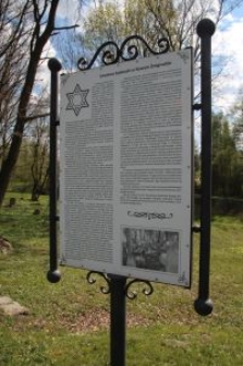 Tablica informacyjna na cmentarzu żydowskim w Nowym Żmigrodzie