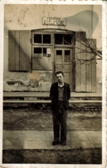 J&oacute;zef Daniluk stojący przed zakładem fryzjerskim w Dubience