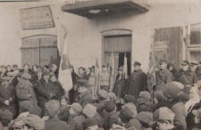 Uroczystości państwowe przed budynkiem Sp&oacute;łki Budowlanej w Dubience