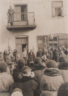 Uroczystości państwowe przed budynkiem Sp&oacute;łki Budowlanej w Dubience