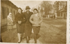 Sabina Radomska, Władysław Świergotowicz i Halina Golczewska na ul. Kościelnej w Dubience