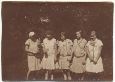 Anna Kiełczewska z koleżankami pod Lwowem