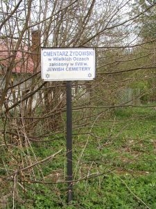 Tablica informacyjna na cmentarzu żydowskim w Wielkich Oczach