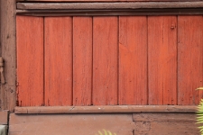 Szalunek domu drewnianego przy zbiegu ul. Kościelnej i Rynku 8 w Dubience