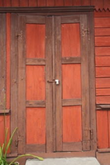 Drzwi frontowe domu drewnianego przy zbiegu ul. Kościelnej i Rynku 8 w Dubience