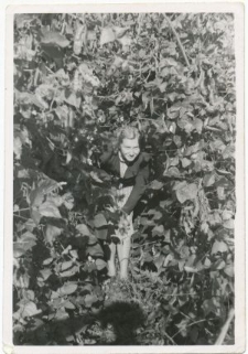 Katarzyna Kiełczewska w ogrodzie w Guz&oacute;wce