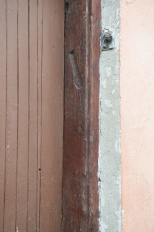 Ślad po mezuzie w domu przy ulicy Rynek II 16 w Łęcznej