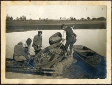 Żydzi wybierający drobnicę do łodzi
