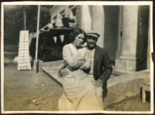 Janina Bielska i Wincenty Grodzicki przed dworem w Siemieniu