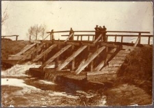 Śluza wypustowa na stawach w Siemieniu