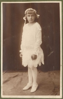 Dziewczynka w stroju komunijnym