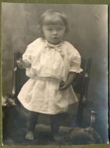 Dziewczynka stojąca na krześle