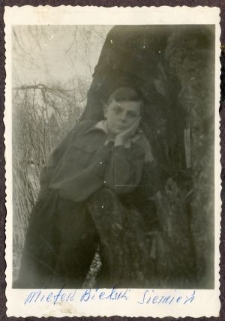 Mieczysław Bielski przy drzewie w Siemieniu