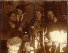 Wsp&oacute;lne zdjęcie przy prowizorycznym stoliku