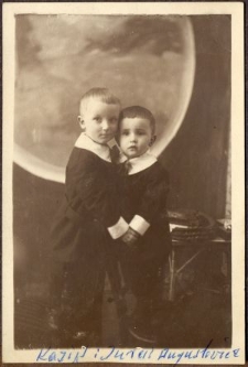 Rodzeństwo Augustowicz&oacute;w trzymające się za ręce